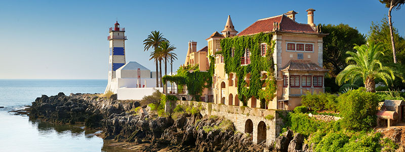 Vackert museum i grnska vid havet i Cascais.