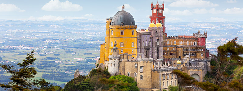 Sagoslottet Pena Palace med sina ståtliga torn i Sintra, Portugal.