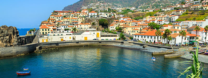 Fiskebyn Camara de Lobos med idylliska hus och hamnstråk, Madeira.