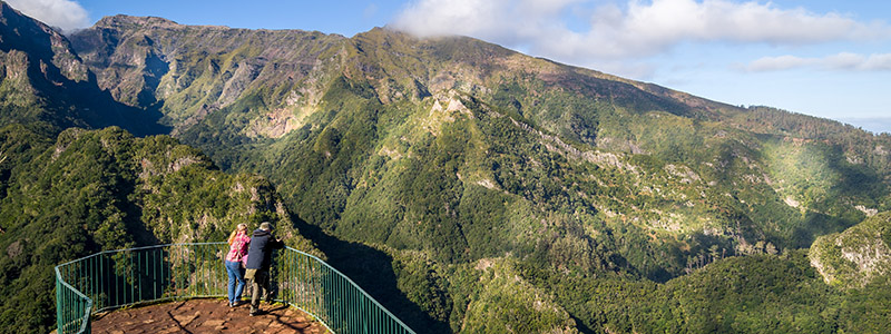 Levada vandringar i grön natur på Madeira. Utsikt från levadan Balcoes.