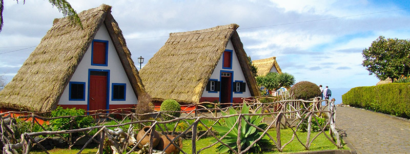 Små hus med halmtak i byn Santana på Madeira.