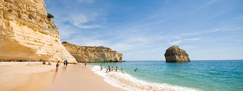 Vita sandstränder och hav i Algarve på långtidssemester.