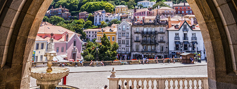 Utsikt över stadsidyll och fontän från port i Sintra i Portugal.