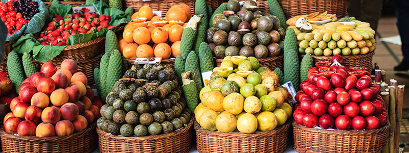 Grönsaker och frukt på marknad i Funchal.