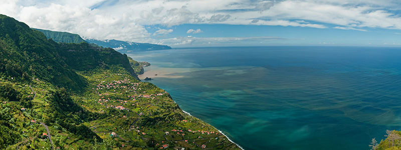 Utsikt över Santana vid havet på Madeira.