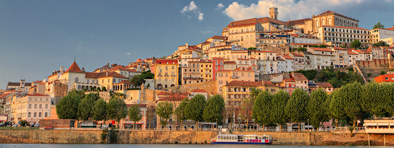 Coimbra stad i skymningen i Portugal.