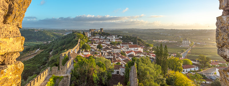 Fästningsstaden Obidos med utsikt över naturen, Portugal.