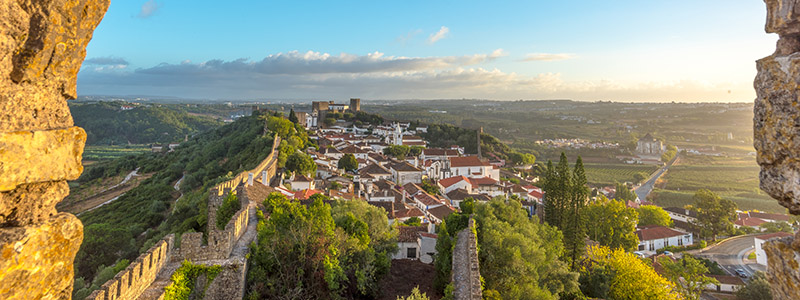 Fstningsstaden Obidos med utsikt ver naturen, Portugal.