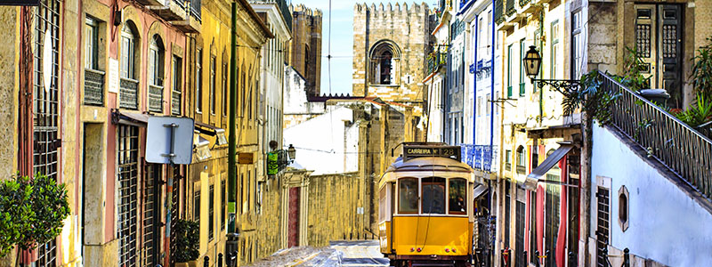 Gula spårvagnar genom centrala Lissabon, Portugal.