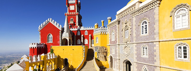 Vackra Pena Palace med sin rödgula fasad i Sintra, Portugal.
