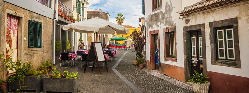 Restauranger och uteserveringar i gamla stan i Funchal, Madeira.