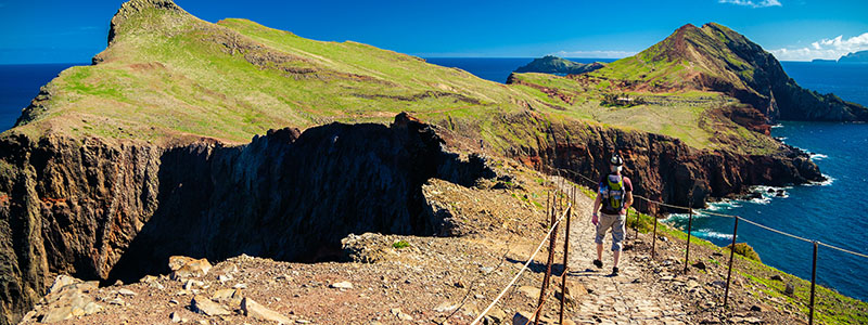 Vandring vid Sao Lourenco med klippiga berg och vgit hav p Madeira.