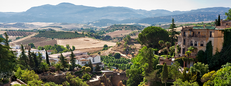 Bergsbyn Rondas vackra natur med skogklädda sluttningar, dalar och berg. På en solsemester till Andalusien.