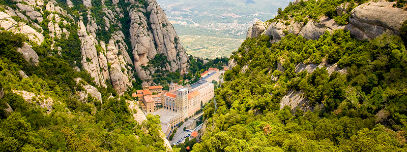 Frodig natur vid berget Montserrat utanför Barcelona.
