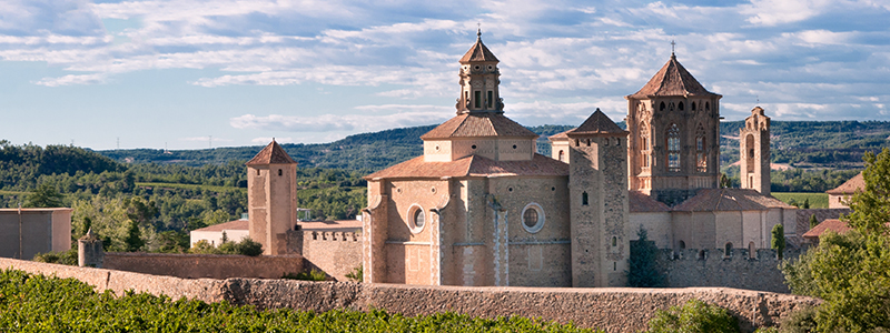 Poblet kloster i grna omgivningar i Katalonien, Spanien.