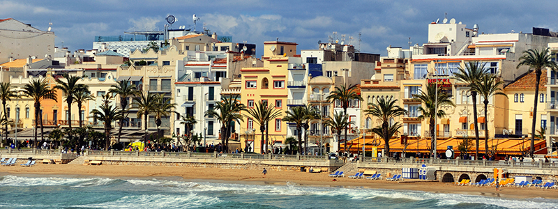 Den livfulla strandpromenaden vid Sitges kust, Spanien.