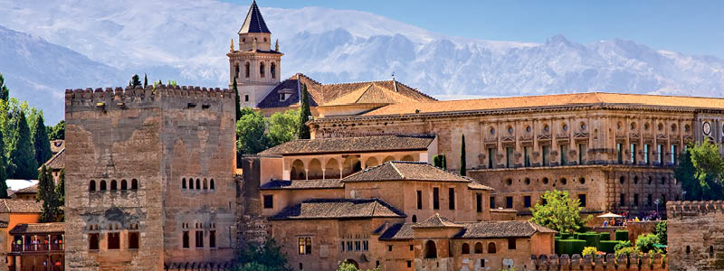 Alhambra palatset med bergen i bakgrunden, Andalusien.