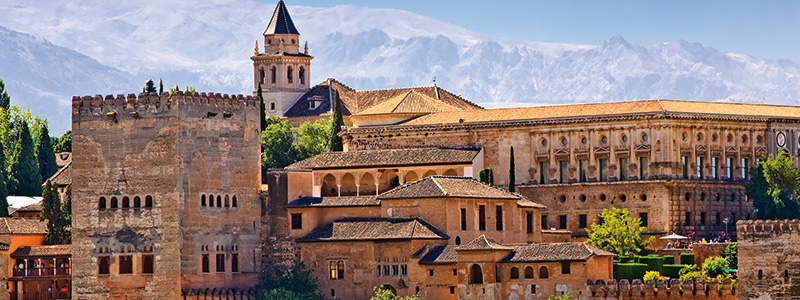 Alhambra palatset med bergen i bakgrunden, Andalusien.