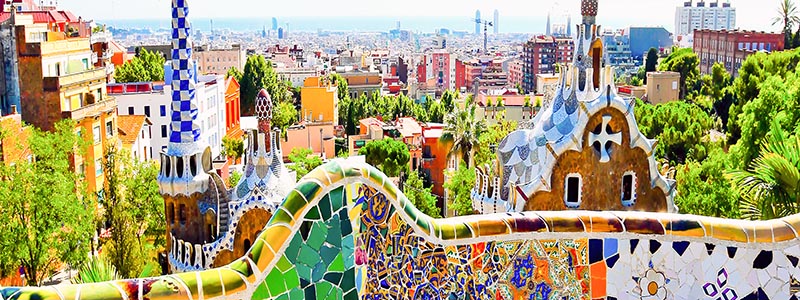 Gaudi arkitektur med färger i Barcelona.
