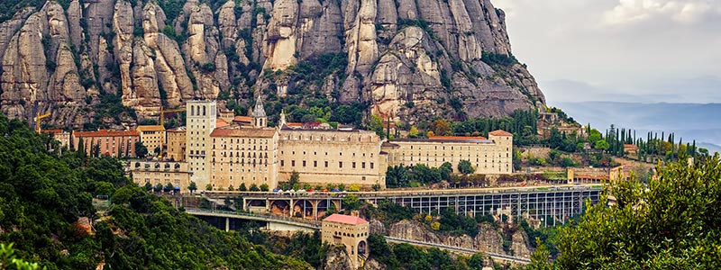 Montserrat bland bergen i Spanien.