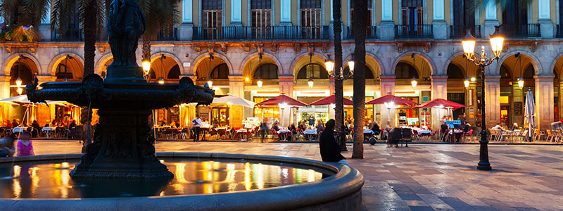 Fontän vid torget i Barcelona, Spanien.