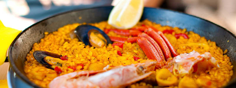 Den spanska risrätten paella med fisk och skaldjur.