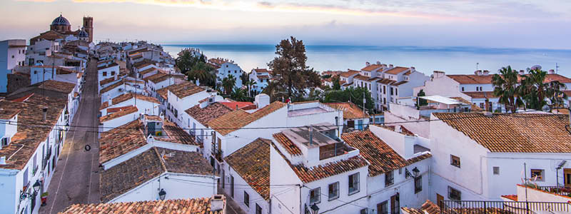 Utsikt över Altea stad på Spaniens östkust.