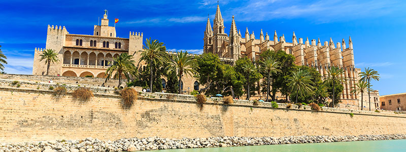 La Seu katedralen i Palma vid vattnet, Mallorca.