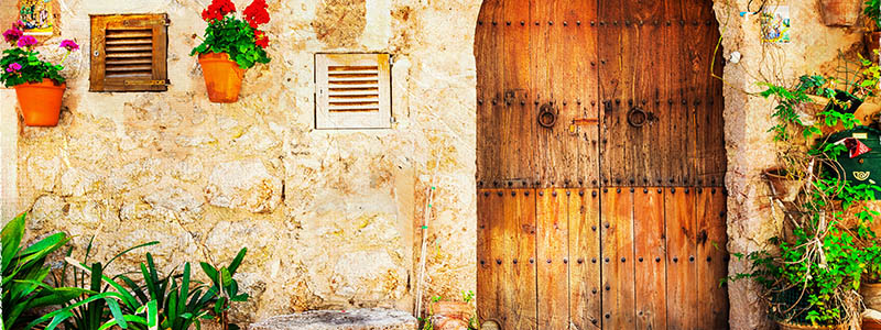 Vacker stenvägg med växter, Valldemossa i Mallorca