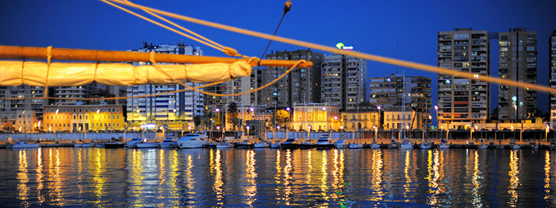 Malagas hamn i kvällsljus med båtar i Andalusien.