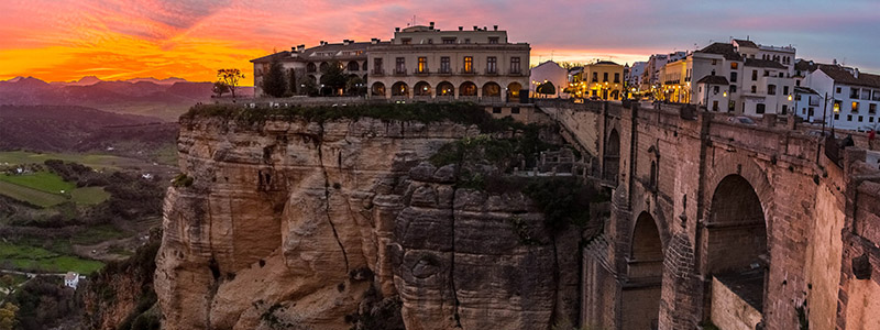 Ronda i det vackra och bergiga Andalusiska landskapet.