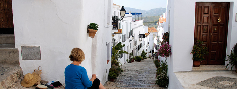 Den vita byn Frigliana med sina smala gränder, Andalusien.