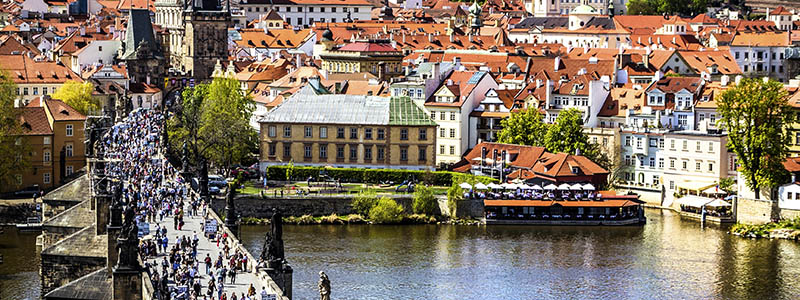 Karlsbron från ovan med gamla stan och floden Vltava i Prag.