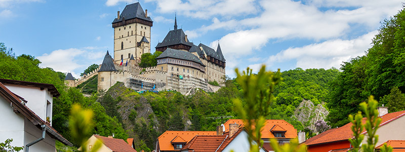 Slottet Karlstein bland grön natur ovanför gamla stan i Prag, Tjeckien.