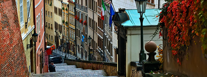 Smala branta gator och färgglada hus i kvarteret Mala Strana, Prag.