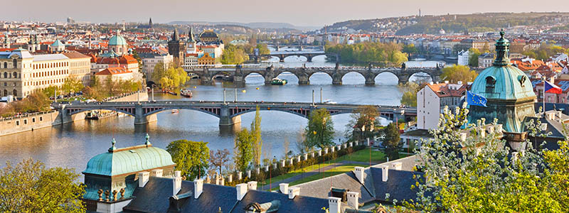 Broarna i Prag över floden Vltava på en kulturresa till Tjeckiens huvudstad.