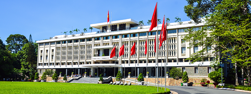 Återföreningspalatset med vietnams flagga i Vietnam.