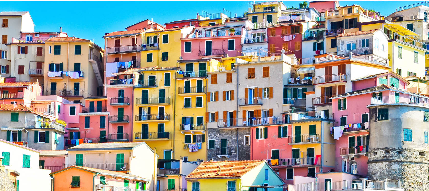 Pastellfrgade hus utmed klippvggen i Cinque Terre, Italien.