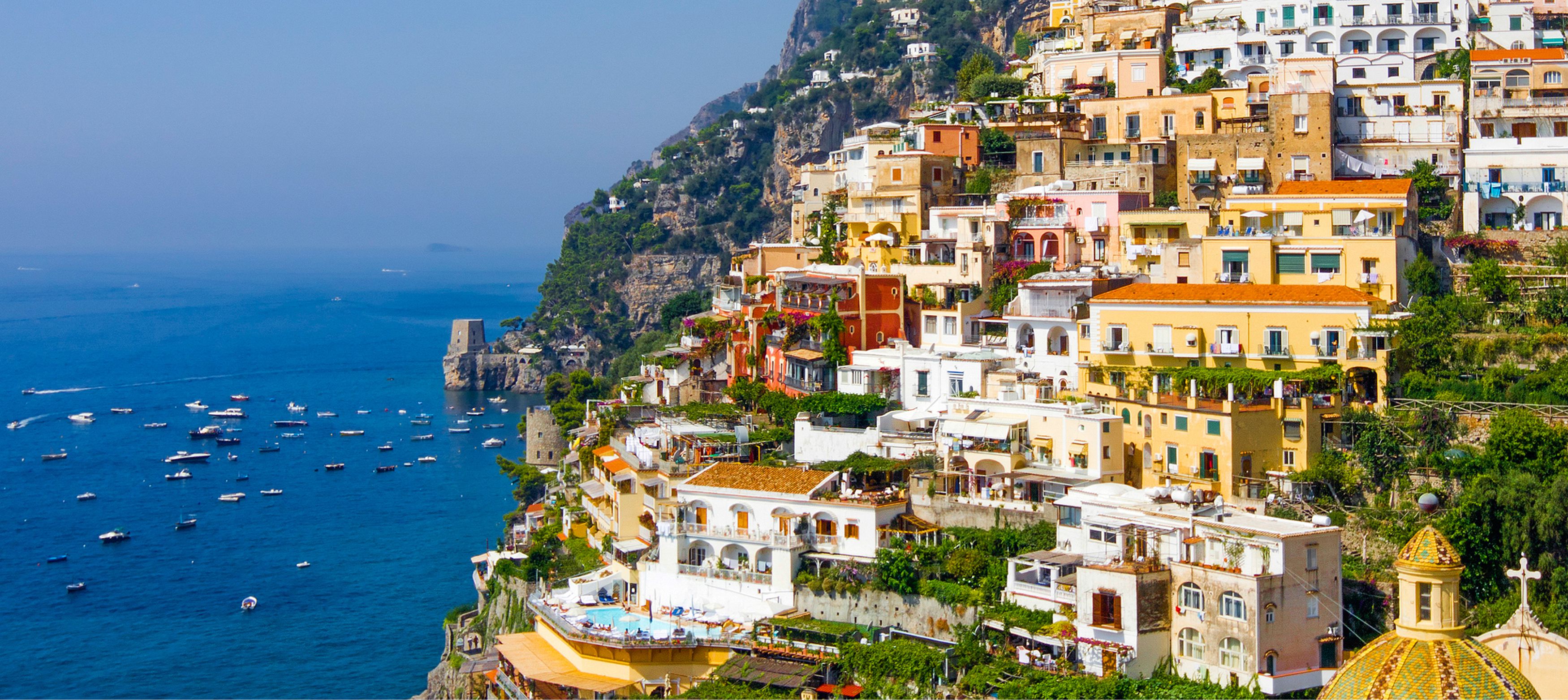 vacker vy över amalfi stad med sina färgglada hus vid havet