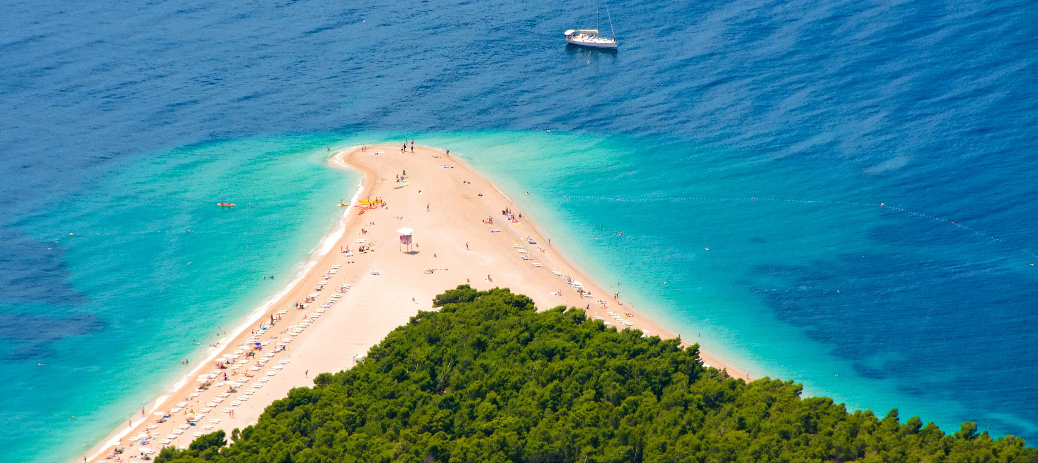 ön brac med sin trekantsformiga strand i det adriatiska havet, kroatien