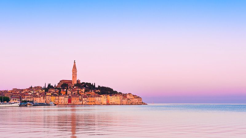 rovinj vid vattnet under en rosa himmel, kroatien