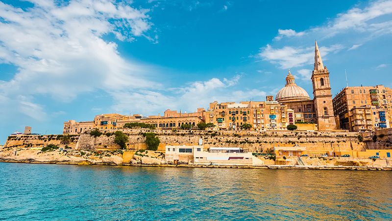 staden valletta vid havet p soliga malta