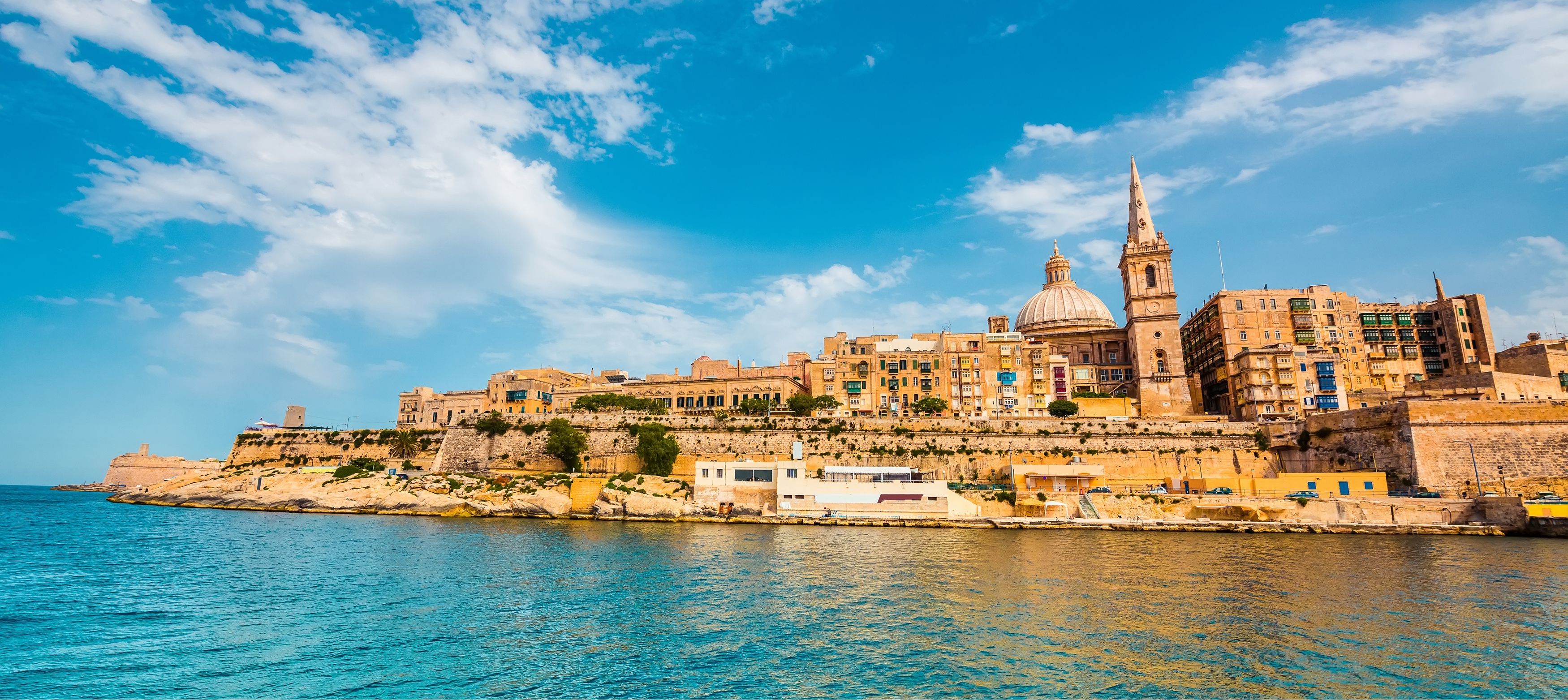 staden valletta vid havet p soliga malta