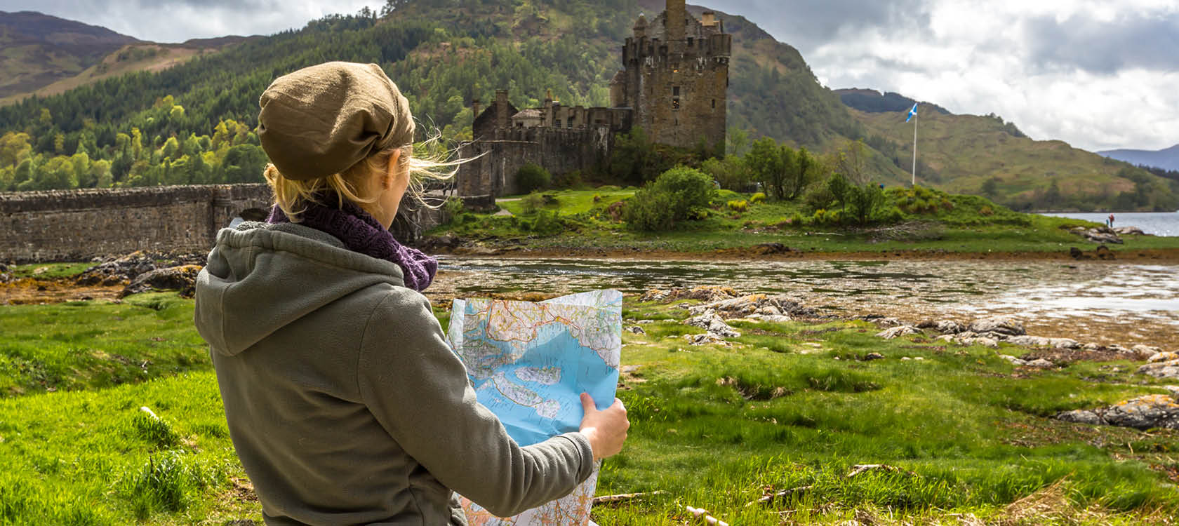 Turist reser till Skottland och utforskar det skottska hglandet.