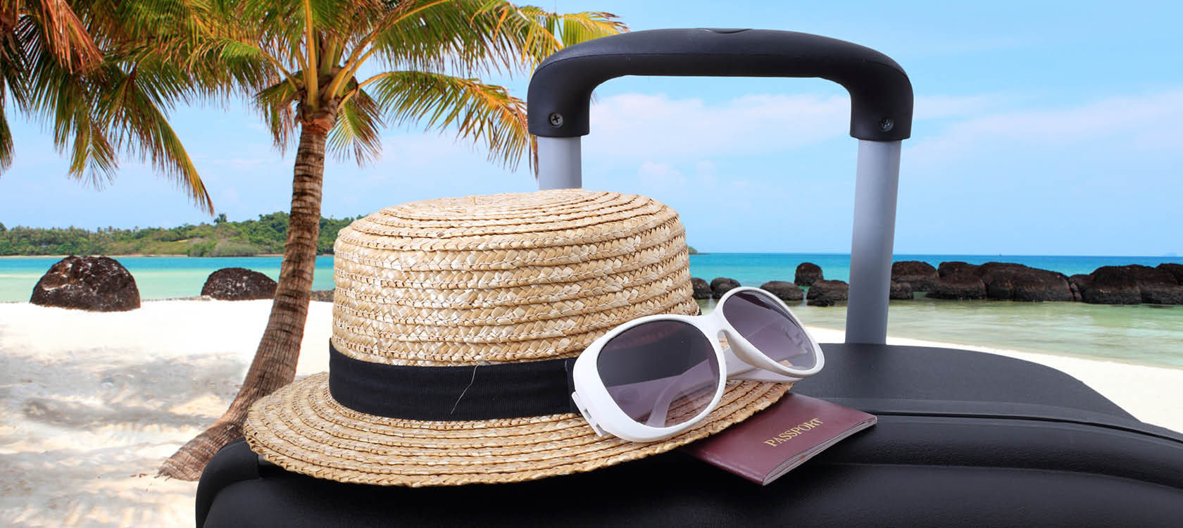 solhatt, solglasögon, pass och resväska på semestern.