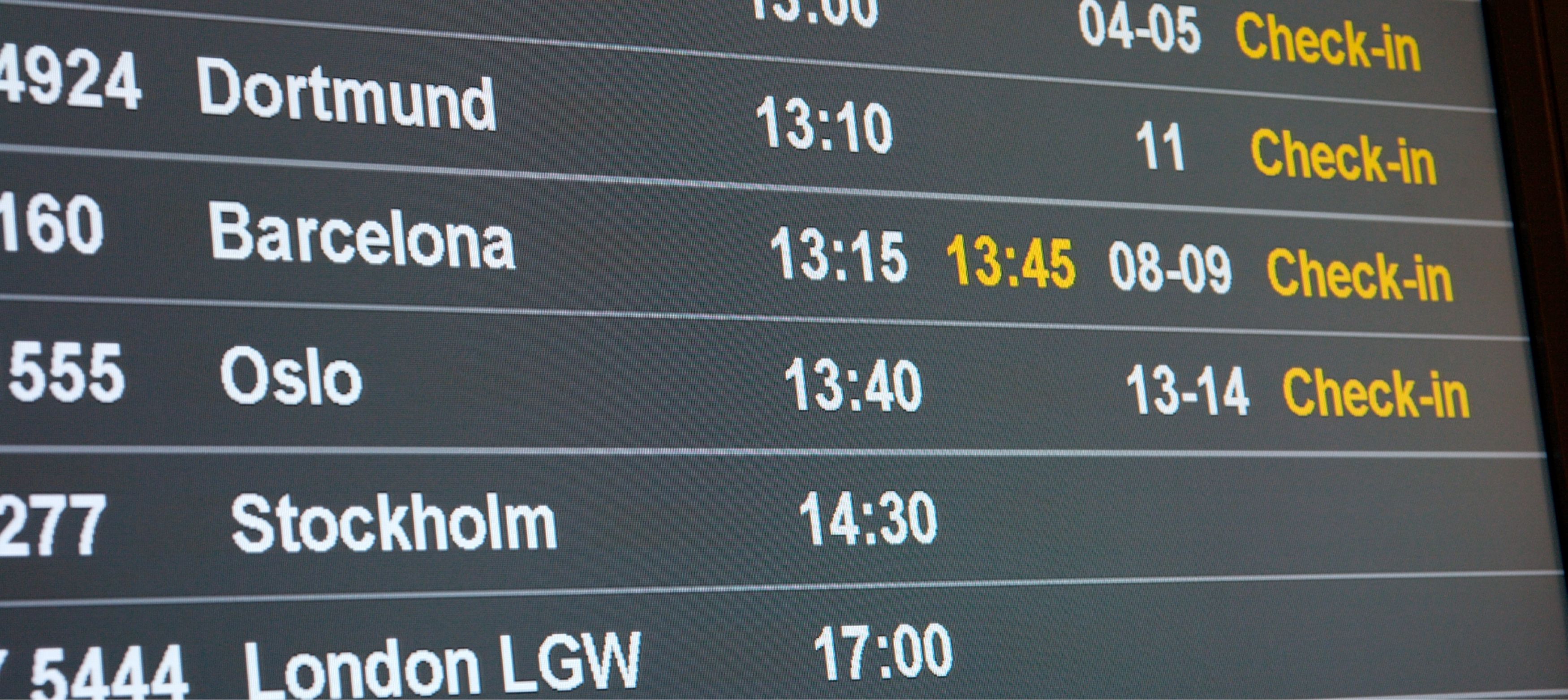 information om avgångar och flygtider på flygplats