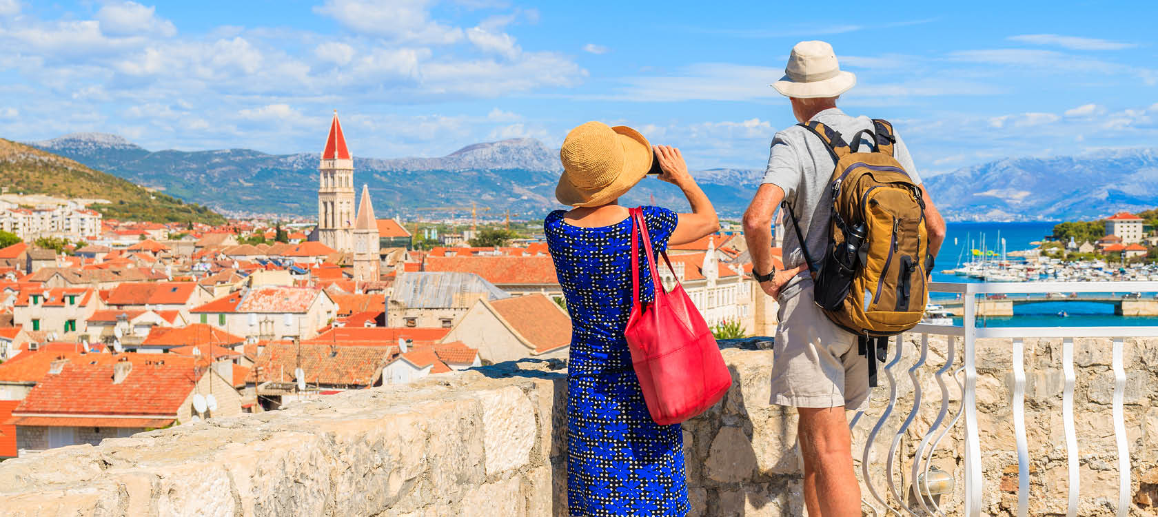 Resenärer som utforskar Trogir på en resa till Kroatien.