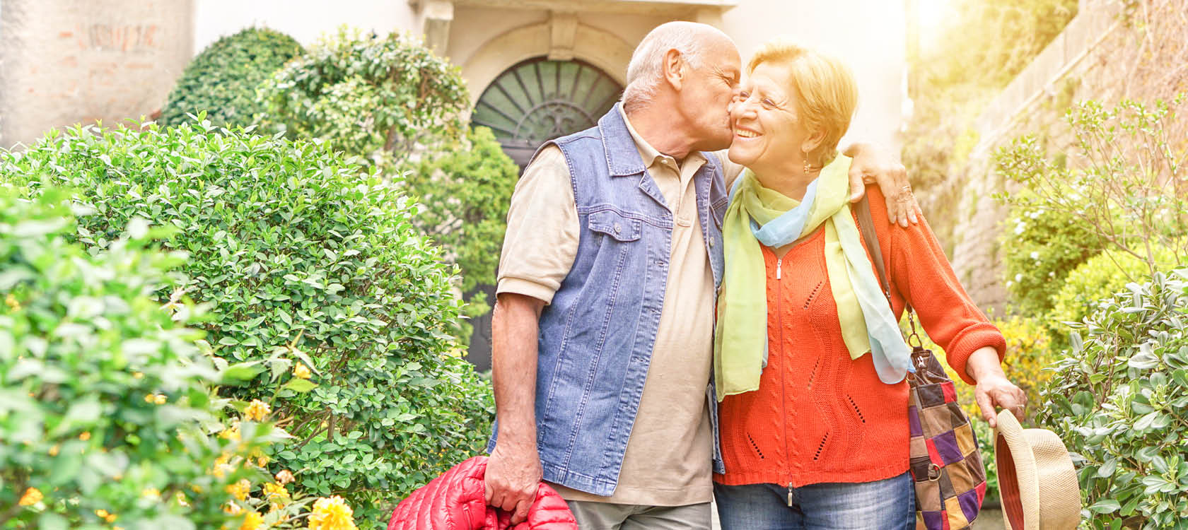 Kärleksfullt par som är ute och reser i Europa.