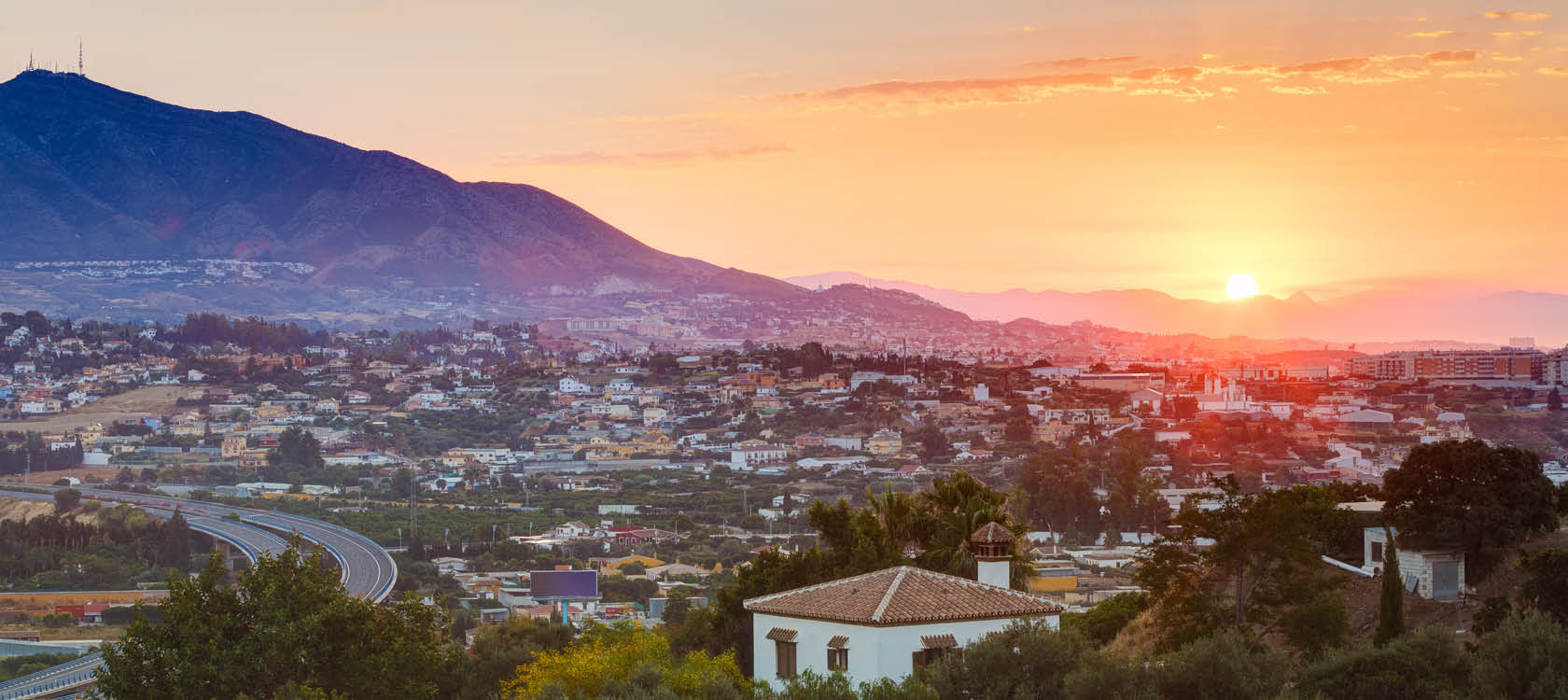 Solnedgång över bergen och de vita husen i Andalusien, södra Spanien.