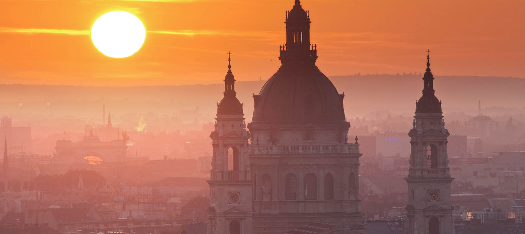 Budapest stadskrna med vackra torn och kupoler i solnedgngen p resa till Ungern.